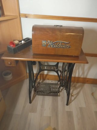 Máquina de coser Wertheim antigua