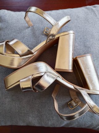 Rebajadisima preciosas Sandalias Doradas Plataform