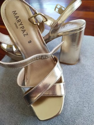 Rebajadisima preciosas Sandalias Doradas Plataform