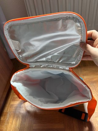 Nevera portátil naranja y azul