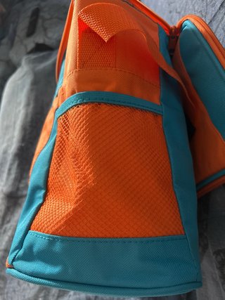 Nevera portátil naranja y azul