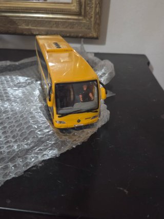 Autobus giallo Mercedes-Benz