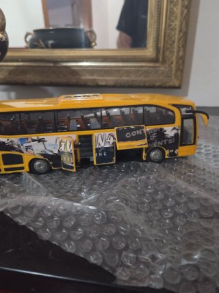 Autobus giallo Mercedes-Benz