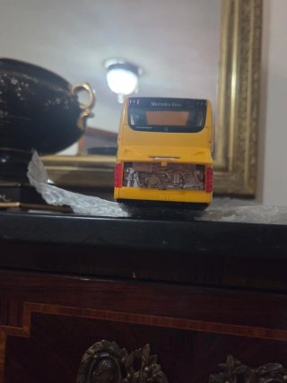 Autobus giallo Mercedes-Benz