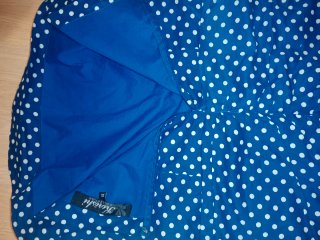 Vestido de verano azul con lunares