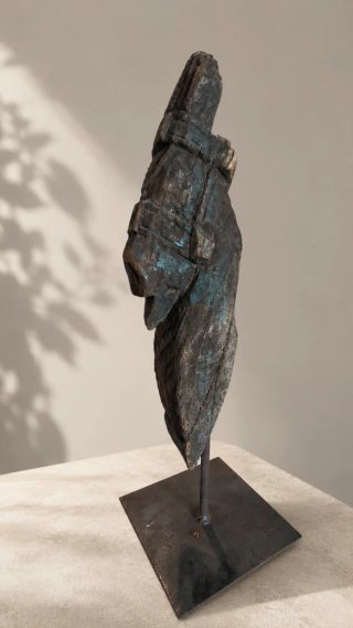 Figura antigua de madera tallada