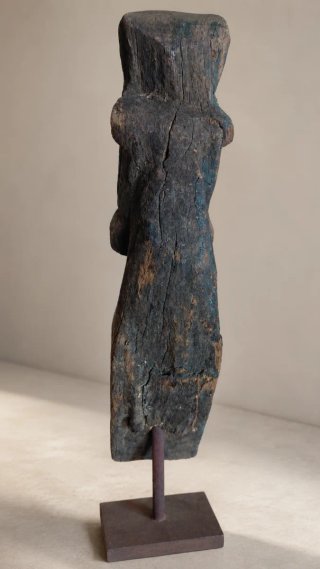 Figura antigua de madera tallada