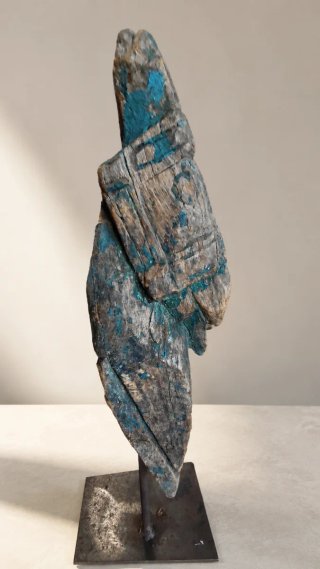 Figura antigua de madera tallada