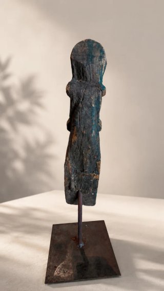 Figura antigua de madera tallada