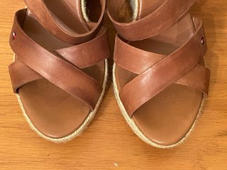 TOMMY HILFIGER - Sandalias cuña marrones 39