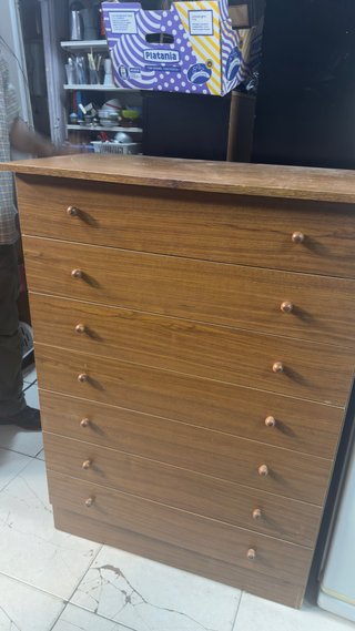 Cómoda de madera marrón