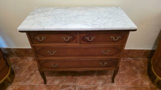 Cómoda de madera con tapa de mármol