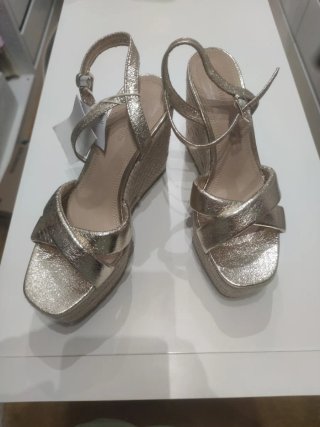 Sandalias Stradivarius doradas y beige