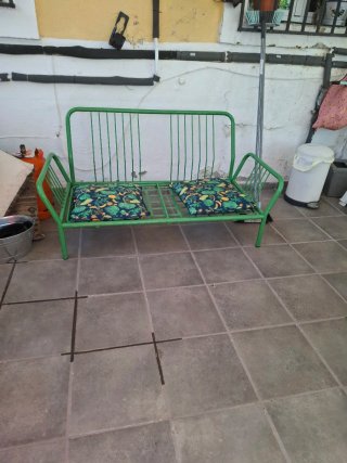 Sofá de exterior verde con cojines