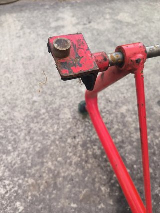 Caballete trasero moto rojo