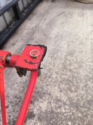 Caballete trasero moto rojo