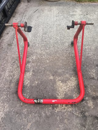 Caballete trasero moto rojo