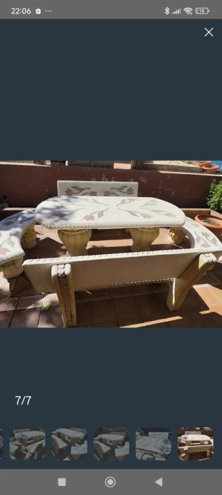 Conjunto mesa y bancos de piedra con tulipanes