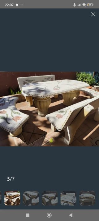 Conjunto mesa y bancos de piedra con tulipanes
