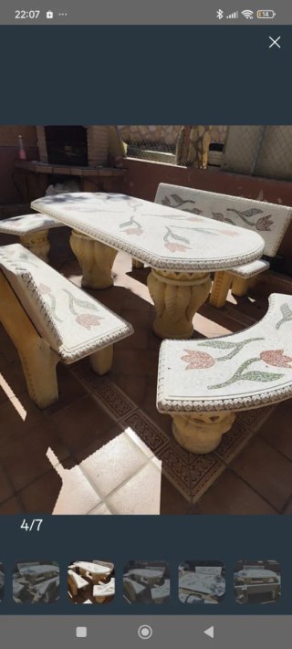 Conjunto mesa y bancos de piedra con tulipanes