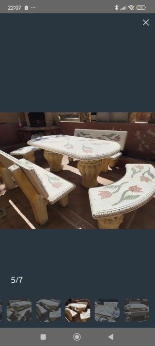 Conjunto mesa y bancos de piedra con tulipanes