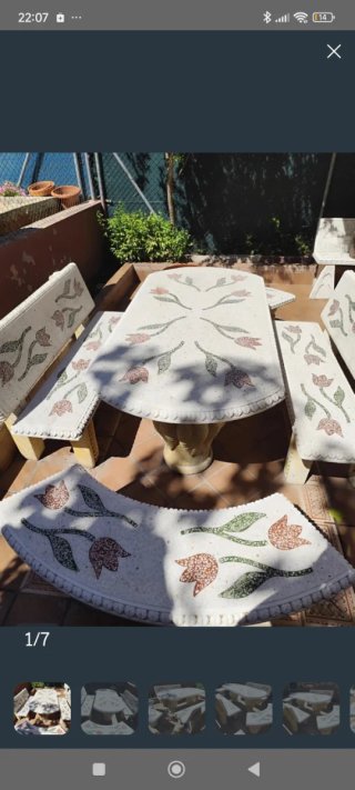 Conjunto mesa y bancos de piedra con tulipanes