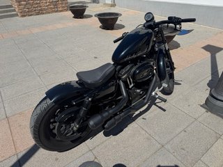 Harley-Davidson XL 883 Custom Negra