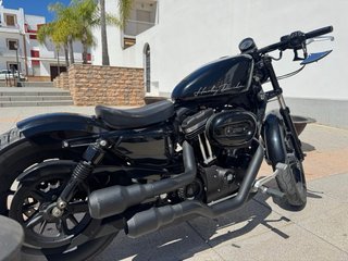 Harley-Davidson XL 883 Custom Negra
