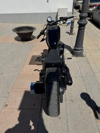 Harley-Davidson XL 883 Custom Negra