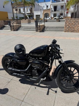 Harley-Davidson XL 883 Custom Negra