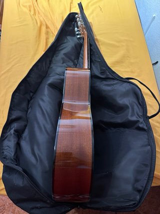 Guitarra clásica con funda