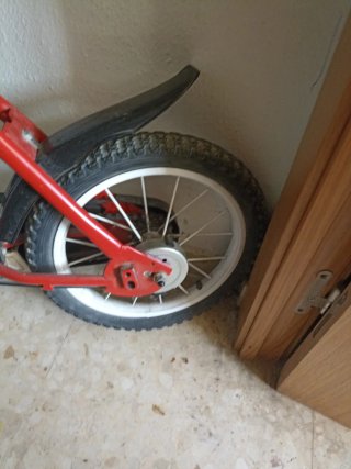 Bicicleta infantil roja