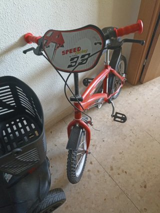 Bicicleta infantil roja