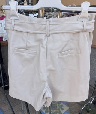 Pantalón corto beige talla 38
