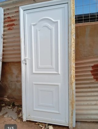 Puerta exterior aluminio blanca