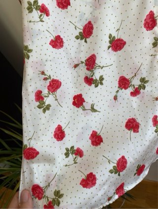 Blusa Zara flores rojas lunares crema Talla XS