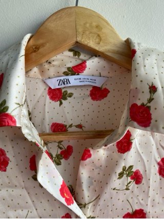 Blusa Zara flores rojas lunares crema Talla XS