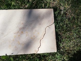 Mármol crema para entrada de puerta. Está roto.