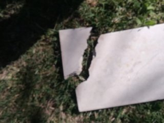 Mármol crema para entrada de puerta. Está roto.