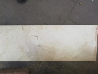 Mármol crema para entrada de puerta. Está roto.
