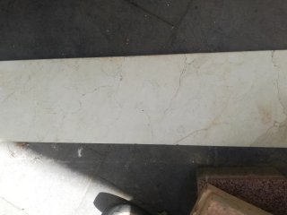 Mármol crema para entrada de puerta. Está roto.