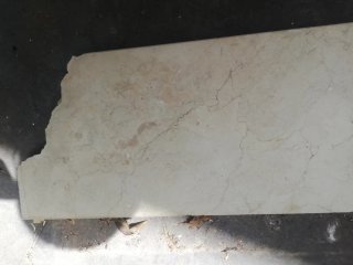 Mármol crema para entrada de puerta. Está roto.