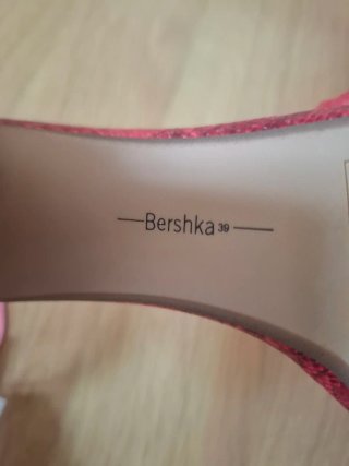 Sandalias de tacón rojas con estampado