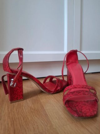 Sandalias de tacón rojas con estampado