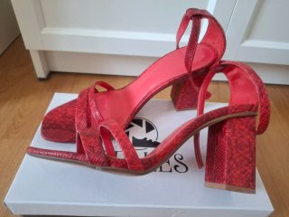 Sandalias de tacón rojas con estampado