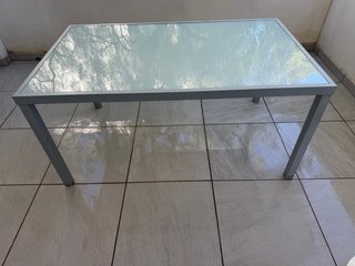 Mesa de exterior cristal y aluminio gris