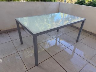 Mesa de exterior cristal y aluminio gris
