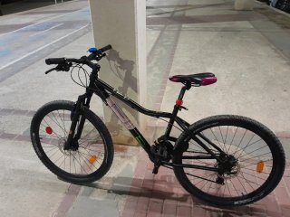 Bicicleta de montaña negra