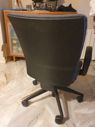Silla de oficina regulable gris.