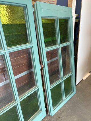 Ventana de madera con cristales de colores